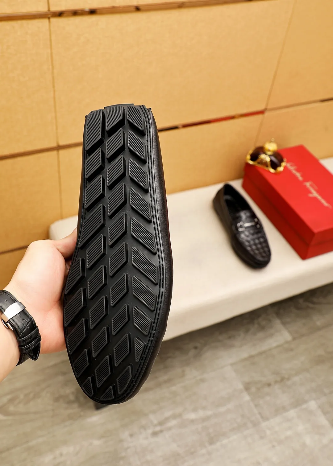 Men's shoes 💰360 💐 Product trademark: Ferragamo "Ferragamo" bean shoes Regular size: 38-44 (45.46🉑️customized) Product materials: Selected imported woven cowhide upper + classic hardware buckle, imported pig leather lining. Strong three-dimensional visual effect, original outsole color: 1⃣️color optional